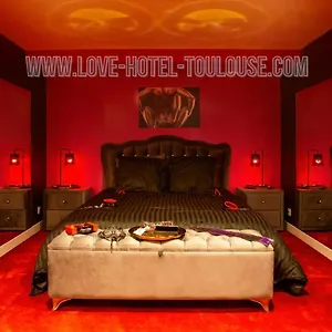 https://love-hotel-toulouse-suite-miroirs.midi-pyreneeshotels.com